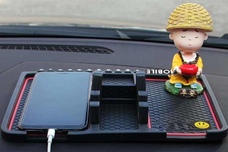 Aksesoris Interior Mobil Terbaik di Indonesia 2024: Tingkatkan Kenyamanan dan Gaya Kendaraan Anda Various car dashboard accessories displayed neatly.
