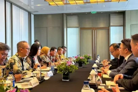 Industry Minister Agus Gumiwang Kartasasmita with representatives from Neta, Wuling, Chery, and Sokon during the agreement signing to make Indonesia an EV export hub.