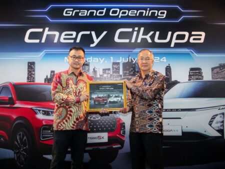 Two executives at the grand opening of Chery Cikupa showroom.