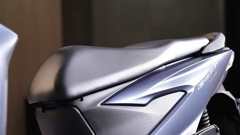 the Honda Beat's seat design in a black and silver color scheme.