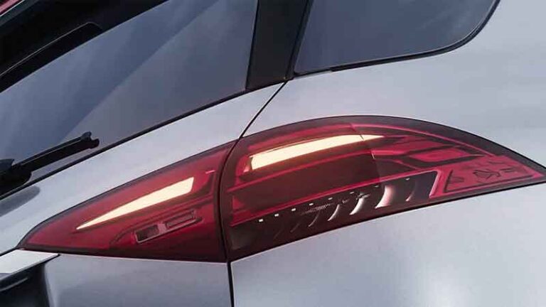 Mercedes-Benz Close-up of a modern car's taillight illuminated in red and white. - autoini