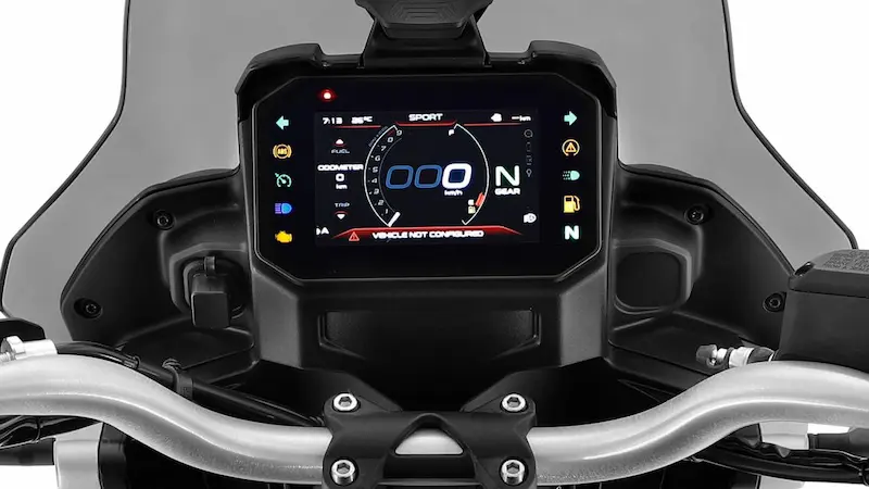 Kluster instrumen digital pada sepeda motor, menampilkan speedometer, tachometer, pengukur bahan bakar, indikator gigi, dan berbagai lampu peringatan.
