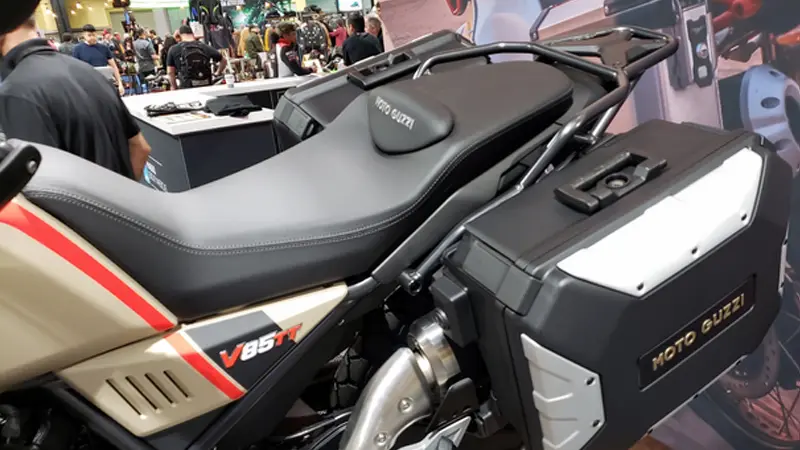 Tampak dekat dari kursi kulit coklat pada sepeda motor Moto Guzzi V85 TT