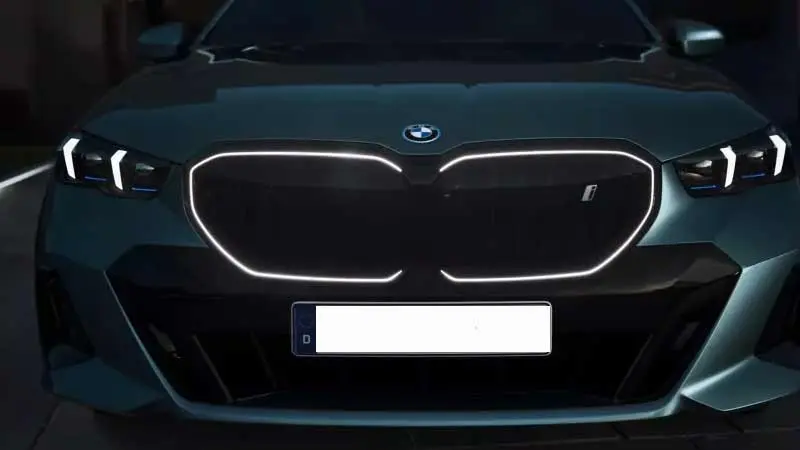 BMW-i5-Touring-Exterior-Indonesia-autoini