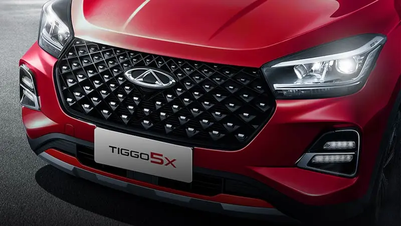 Tampak dekat dari bagian depan SUV Chery Tiggo 5X berwarna merah