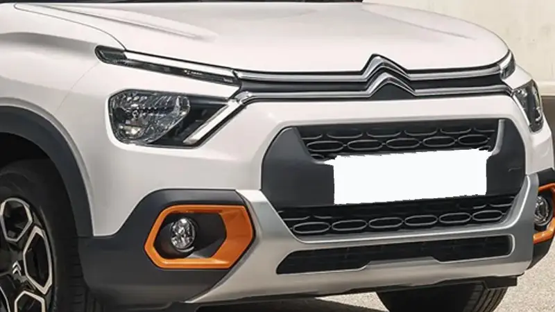 Front view of a white Citroën C3 Aircross car