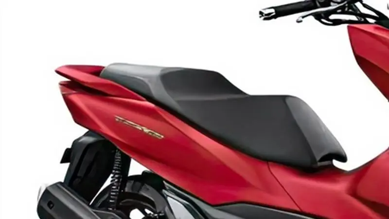 Close-up of the Honda PCX160 seat in red color - autoini