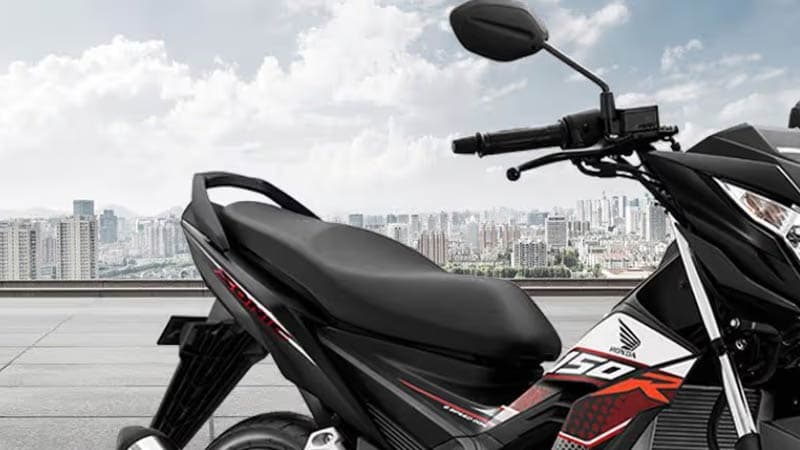 A side view of a Honda Sonic 150R motorcycle - autoini