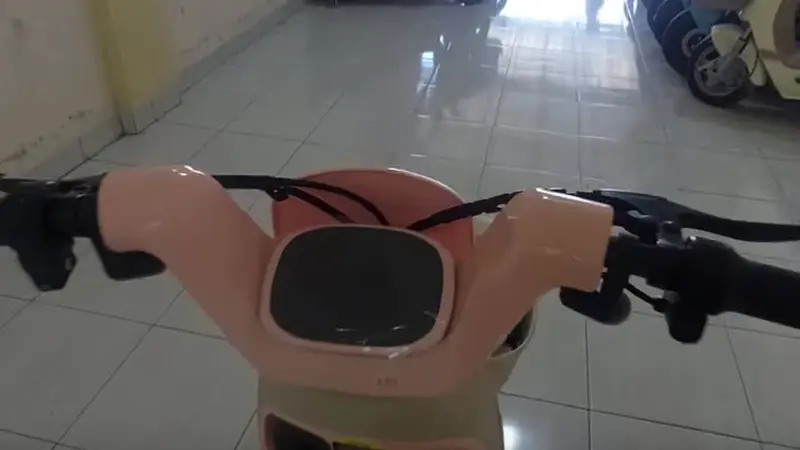 The handlebars of a Pacific-VALERO-RX-7.0 e-bike with a digital display.
