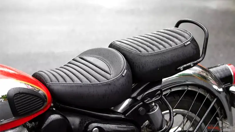 Pandangan dekat dari kursi kulit hitam Royal-Enfield-350-Classic