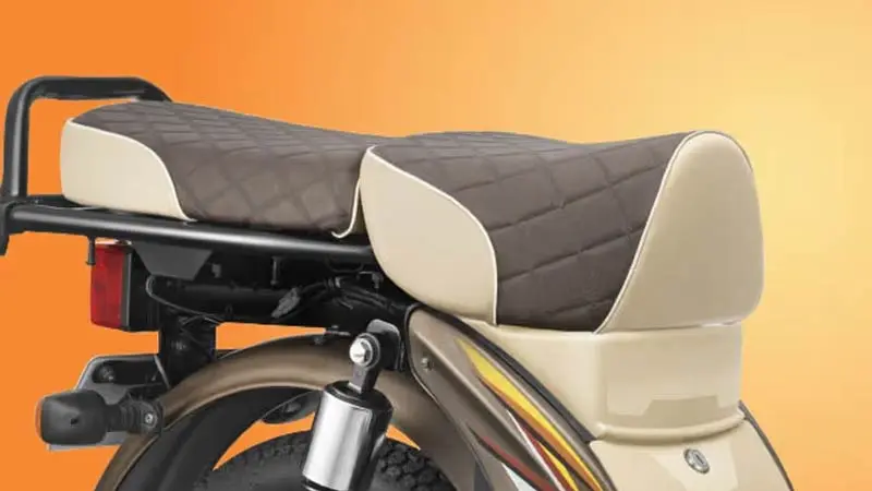 Gambar dekat dari tempat duduk moped TVS XL 100