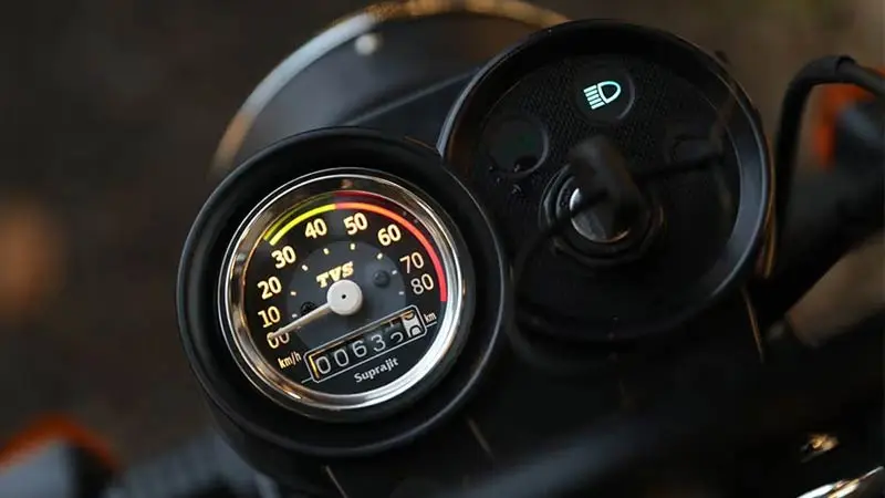 Gambar dekat dari speedometer moped TVS XL 100.
