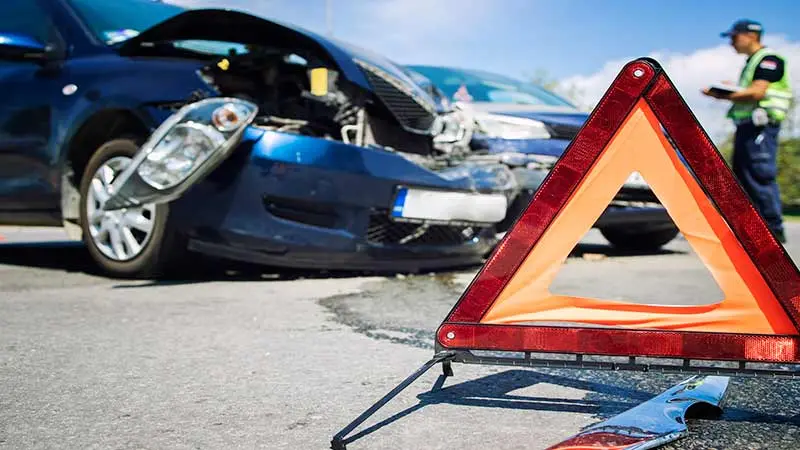 road-accident-with-smashed-cars-Indonesia-autoini