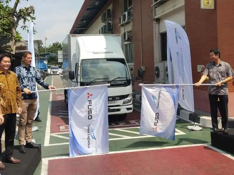 Mitsubishi Fuso Officially Launches the ECanter in Indonesia Mitsubishi Fuso Officially Launches the ECanter in Indonesia autoini