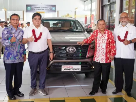 Toyota Indonesia Donates Fortuner to SMKN 2 Salatiga to Support Education Indonesia - autoini
