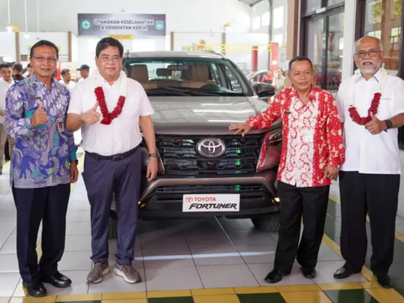 Toyota Indonesia Donates Fortuner to SMKN 2 Salatiga to Support Education Indonesia - autoini