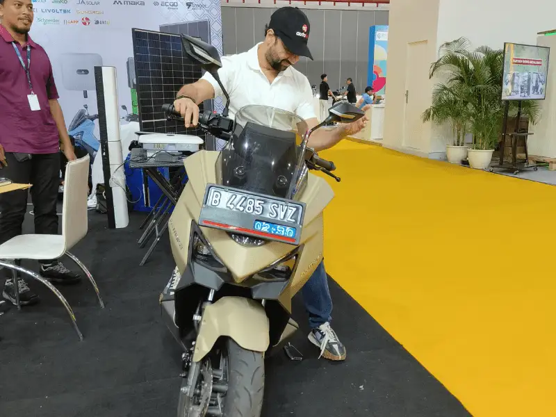 Skuter listrik kavaleri MAKA Motors dipamerkan di PEVS 2025-autoini