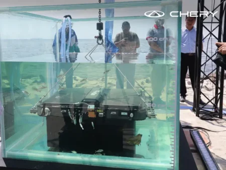Chery TIGGO 8 CSH battery undergoing 48-hour seawater immersion test in Indonesia - autoini