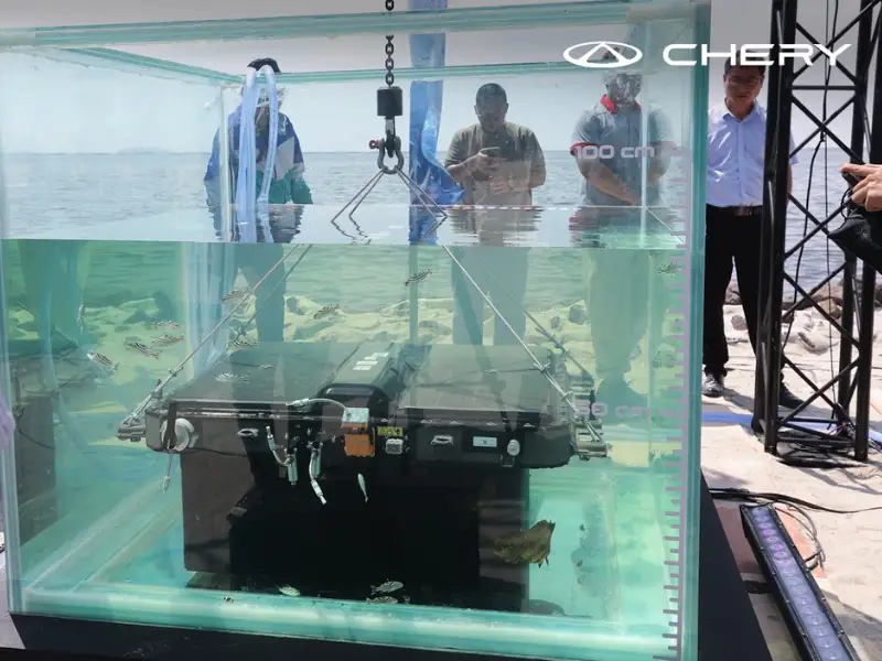 Chery TIGGO 8 CSH battery undergoing 48-hour seawater immersion test in Indonesia - autoini