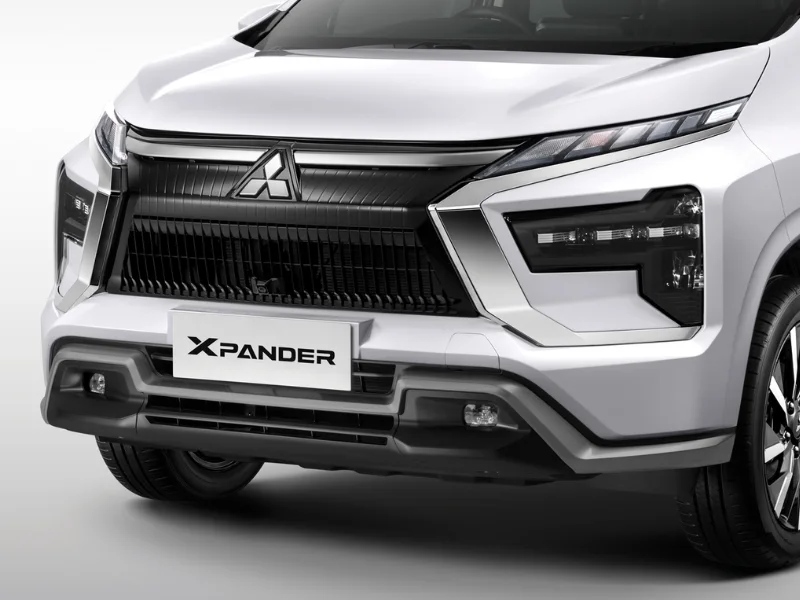 Eksterior Mitsubishi New Xpander 2025 menampilkan gril depan yang ramping, lampu kabut LED, dan velg yang stylish-autoini