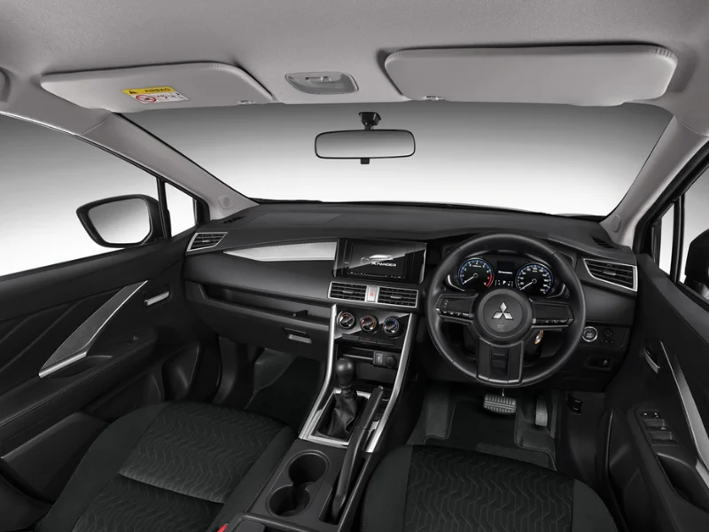 Tampilan interior Mitsubishi New Xpander 2025 menampilkan dasbor modern, layar 10 inci, dan tempat duduk yang nyaman-autoini