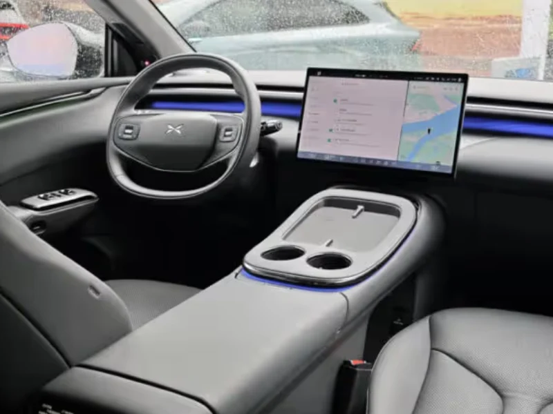Interior XPeng G7 menampilkan dasbor modern dan layar sentuh besar-autoini
