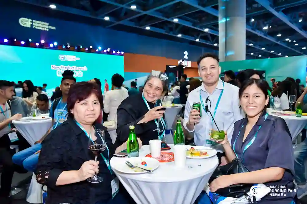Pembeli global menikmati diskon, undian berhadiah, dan keuntungan di lokasi di GSF 2025 Guangzhou.